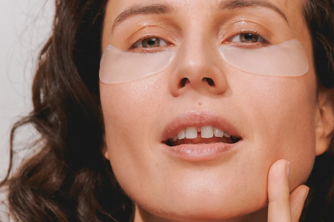 Model mit wiederverwendbaren Hyaluron Augen Pads aus Silikon von APRICOT | WingGuard