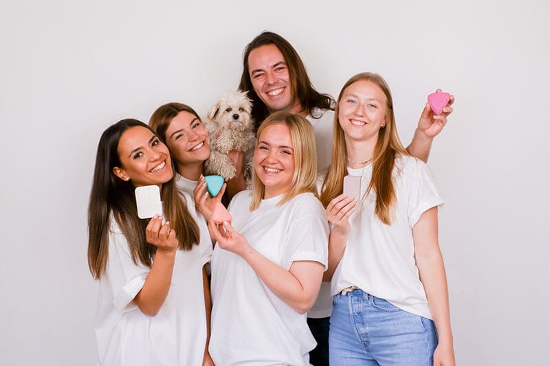 5 Models mit Produkten für eine natürliche Haarpflege in der Hand, feste Shampoos von plain b, vegan und ohne Plastik