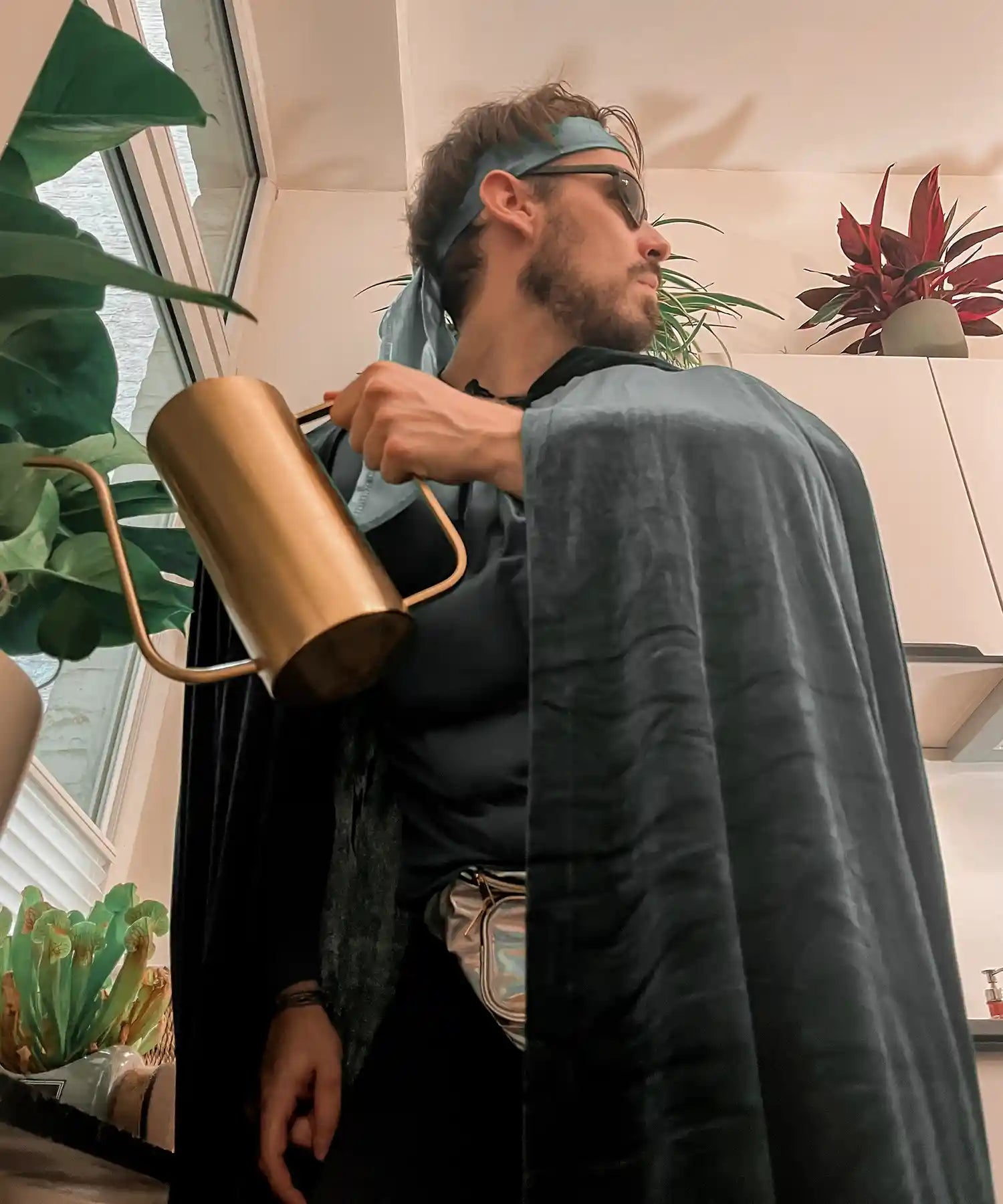 Der WingGuardian gießt sein Pflanzen und nimmt nicht-nachhaltiges Verhalten war