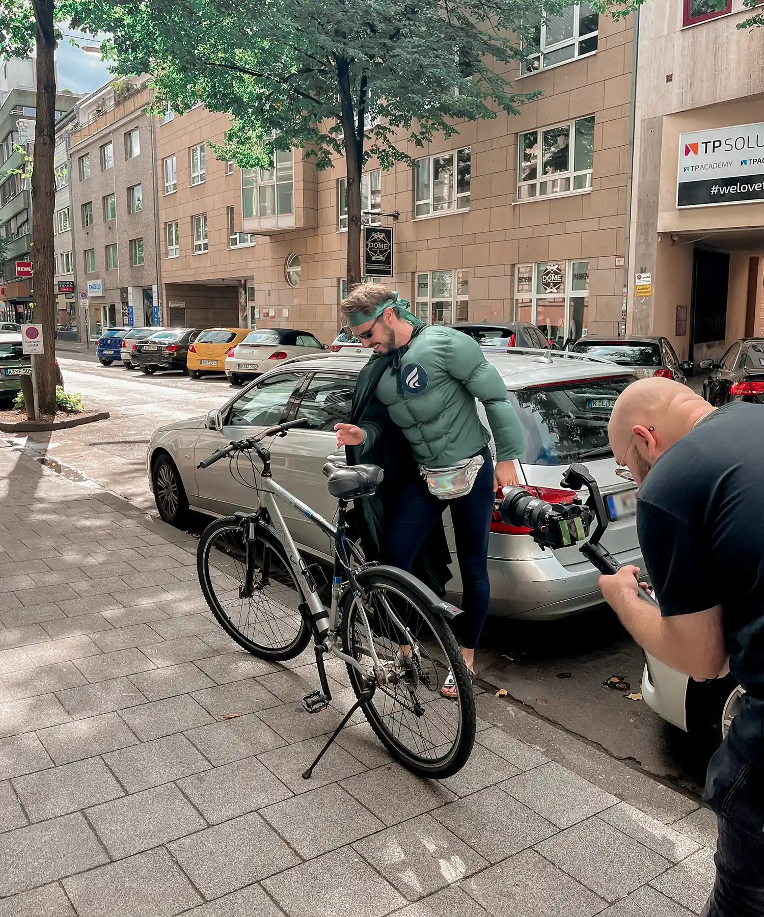 Hinter den Kulissen von Der WingGuardian Folge 1 - der WingGuardian eilt zur Hilfe mit seinem Wing-Mobil a.k.a. Fahrrad