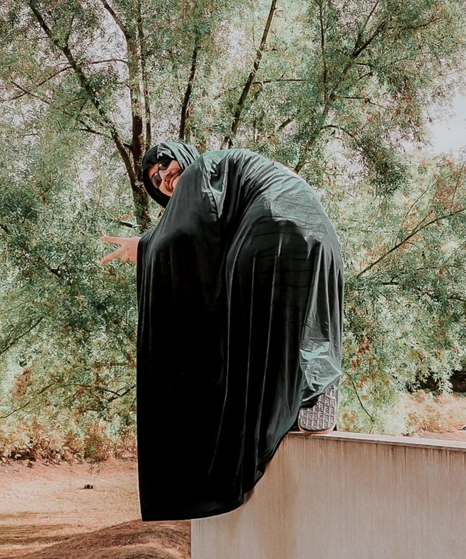 WingGuardian mit Cape auf der Mauer