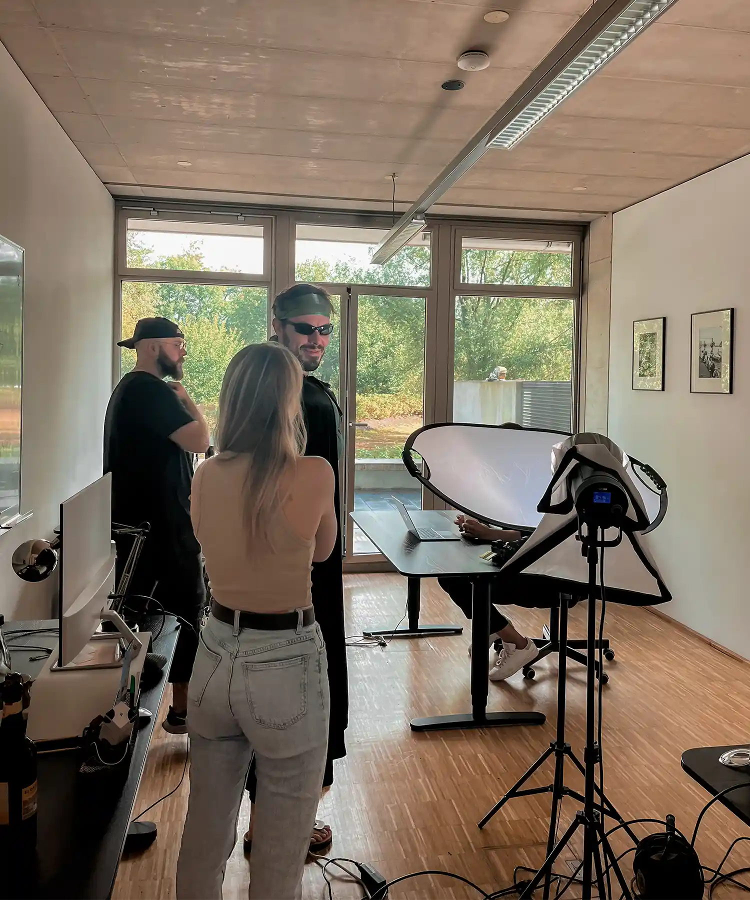 Hinter den Kulissen von Folge 1 - WingGuardian und Schaustellerin unterhalten sich während Kameraeinstellungen vorgenommen werden