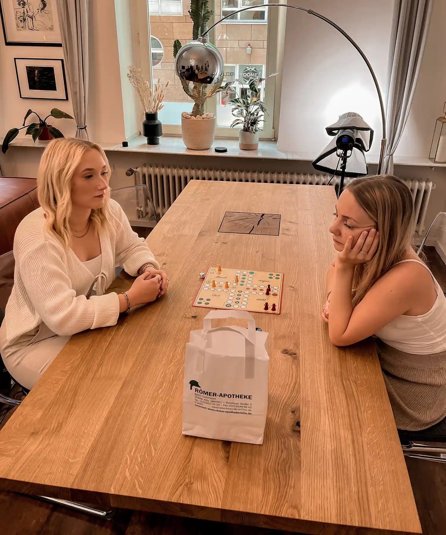 Intro für Der WingGuardian Folge 2 - Zwei Frauen sitzen am Tisch und spielen Mensch ärgere dich nicht