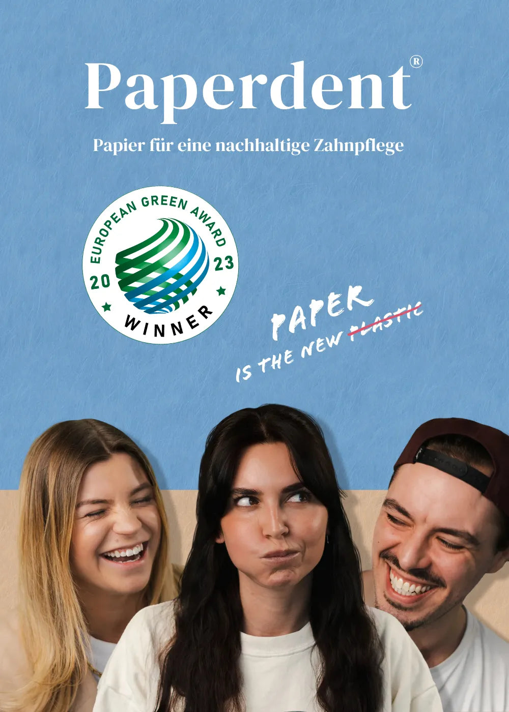 Drei Teammitglieder des Paperdent Teams lachen, eine Frau gurgelt mit der Mundspülung. Darüber befindet sich das Logo der Firma Paperdent und ein Logo des European Green Awards, den die Produktreihe von Paperdent gewonnen hat.