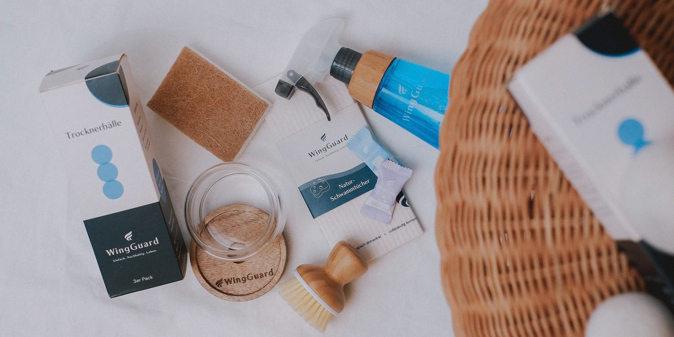 WingGuard Home Produktauswahl: Trocknerbälle, Küchenschwamm aus Cellulose, Reinigungsflasche mit aufgelöstem Putzmittel-Tab, Schwammtücher, Spülbürste aus Bambus