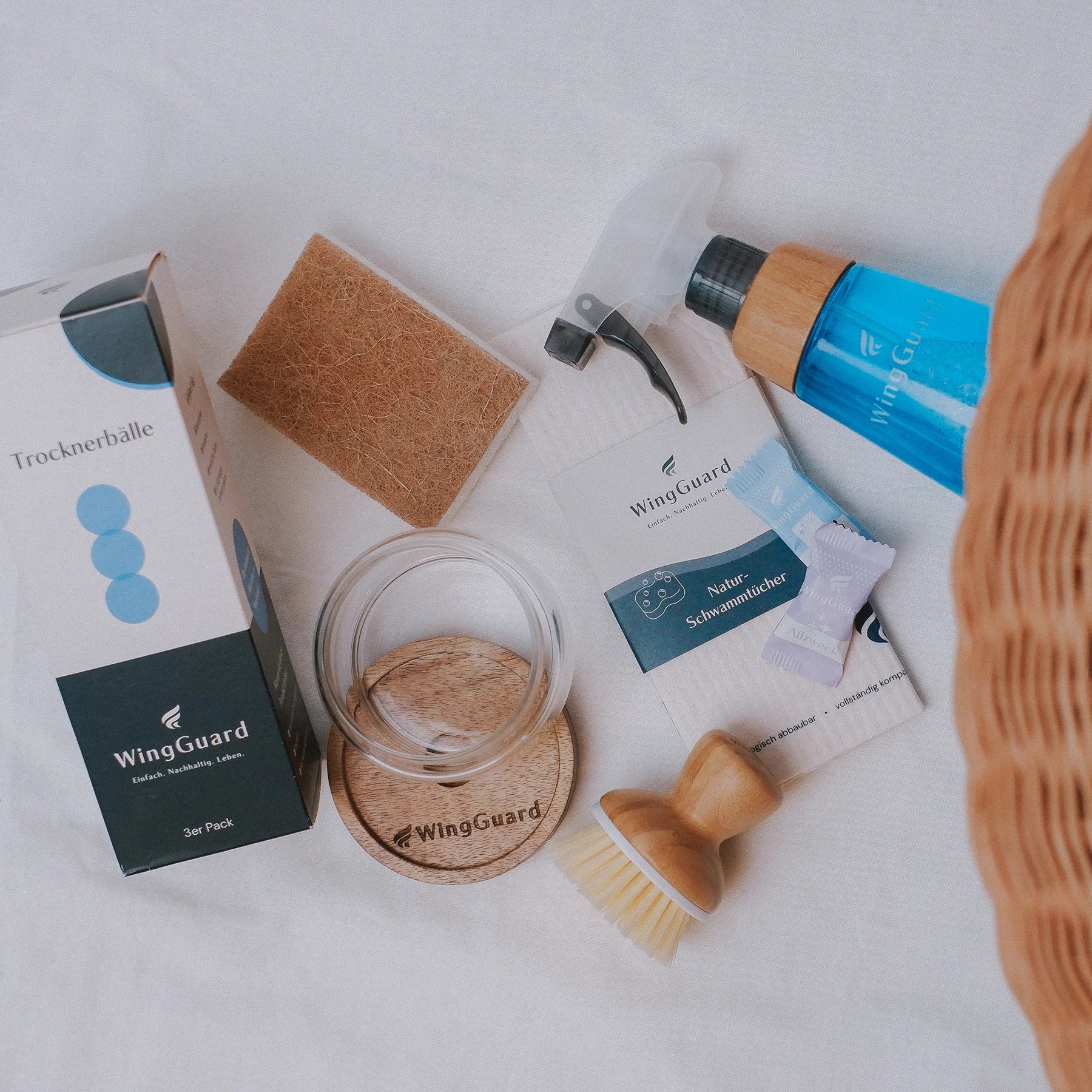 WingGuard Home Produktauswahl: Trocknerbälle, Küchenschwamm aus Cellulose, Reinigungsflasche mit aufgelöstem Putzmittel-Tab, Schwammtücher, Spülbürste aus Bambus