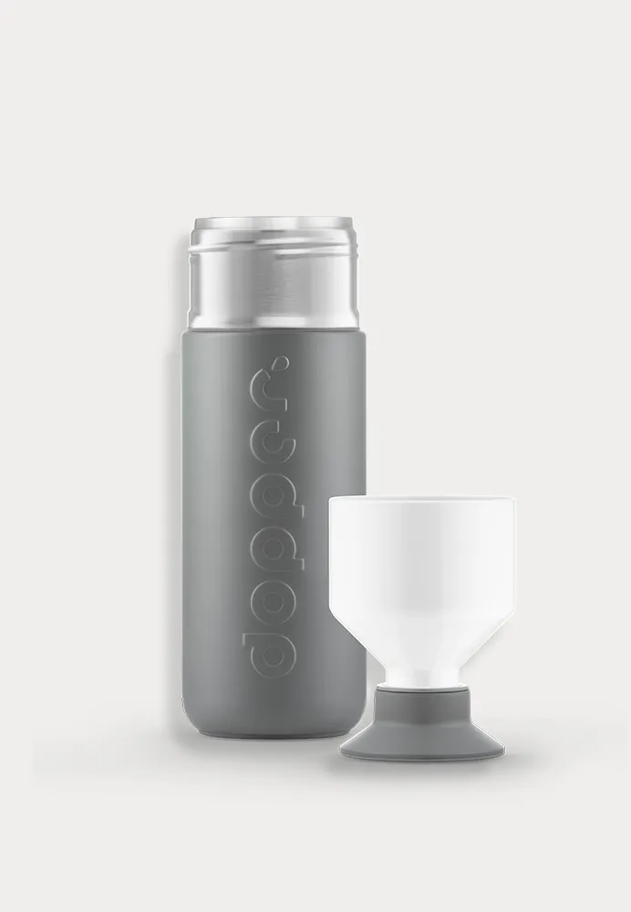 Isolierte Trinkflasche in silber, hält Getränke warm oder kalt, spülmaschinenfest