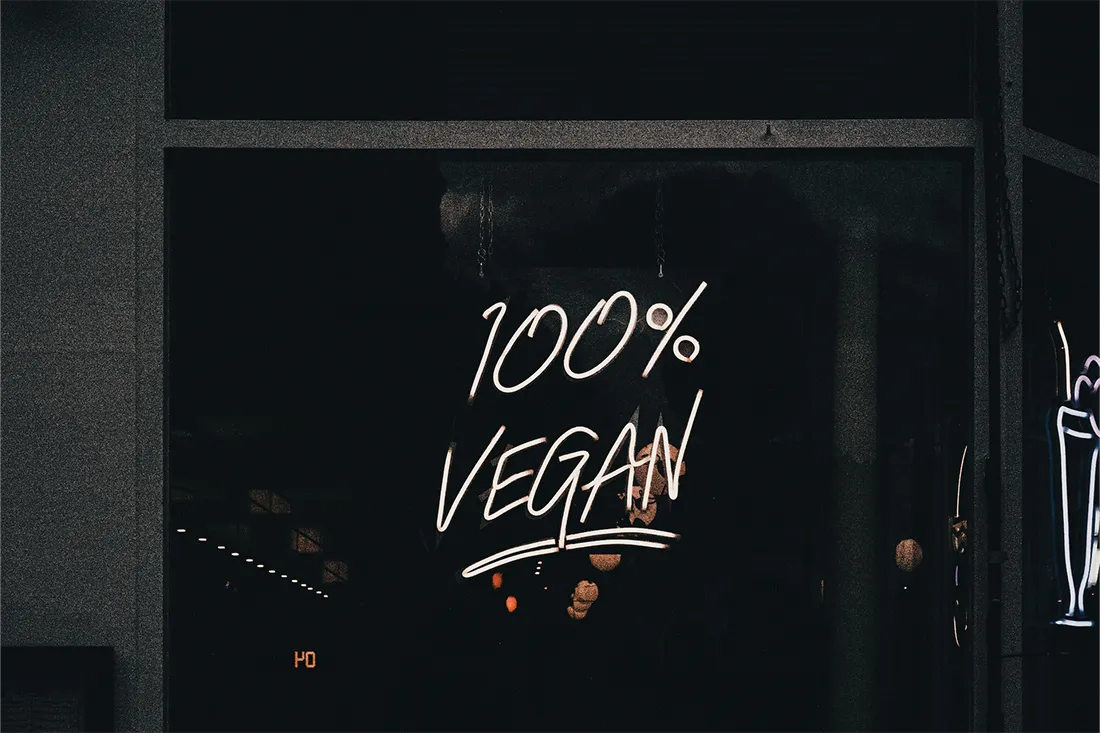 Das Titelbild zur Veganuary Challenge 2023 im WingGuard Magazin zeigt eine Scheibe auf die mit Kreidefarbe die Worte 100% vegan geschrieben wurden.