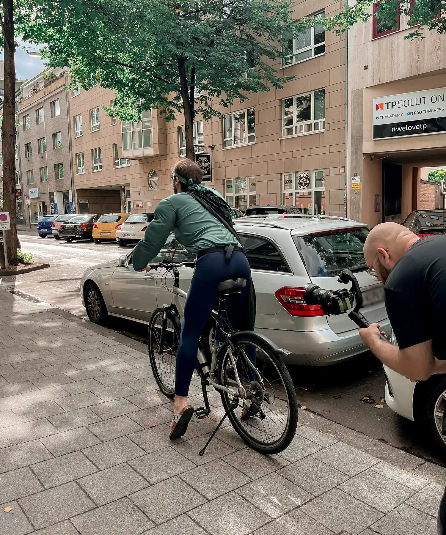 Der WingGuardian auf dem Fahrrad. Dahinter der Videograf, der die Kamera in Richtung des Popos hält.