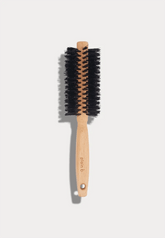 Rundbürste für Dein Haarstyling mit Naturborsten aus Holz und Borstenkissen aus Naturkautschuk, nachhaltige Rundbürste