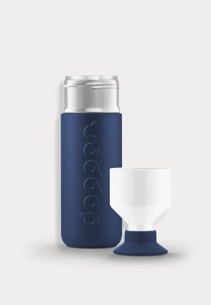 Isolierte Trinkflasche in blau, hält Getränke warm oder kalt, spülmaschinenfest